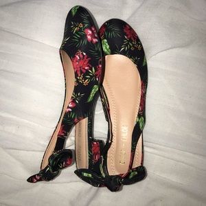 Chase & Chloe Floral Flats